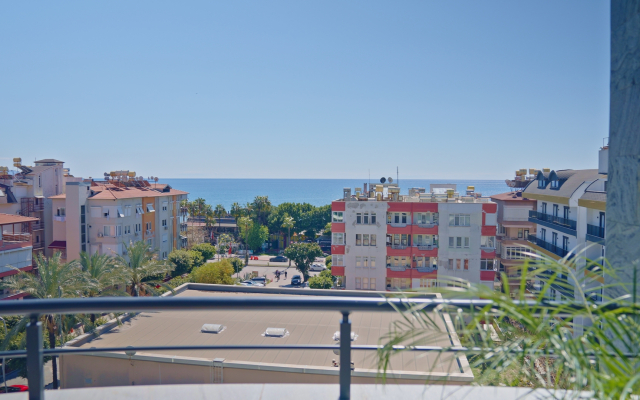 Qoople Legend A40 v 100 Metrakh ot Morya Apartments