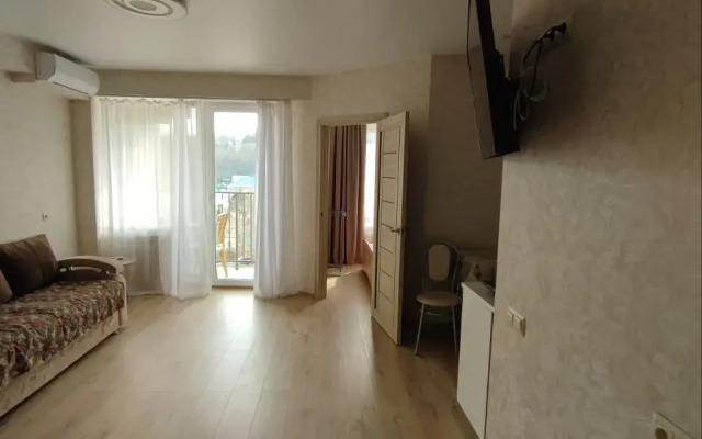 S Balkonom I Vechernim Zakatom Flat