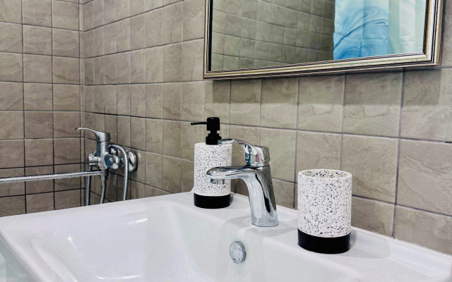 Квартира Шикарная Студия с Французским Балконом в Сердце Европейского