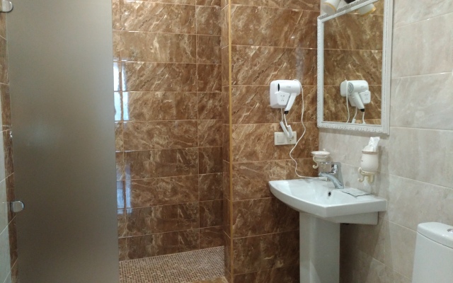 8 Avenyu Hotel