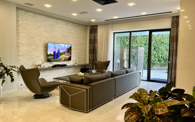 Luxury Villa With Pool and Jacuzzi