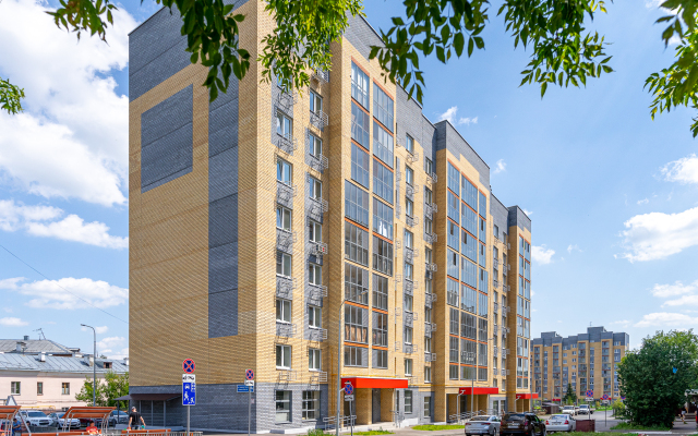 Svetlaya kvartira s parkovkoy na Gubkina Flat
