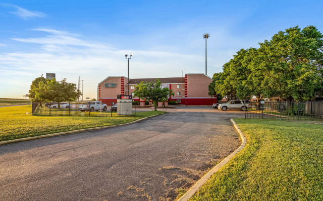 Отель Coratel Plus Suites Wichita West Airport