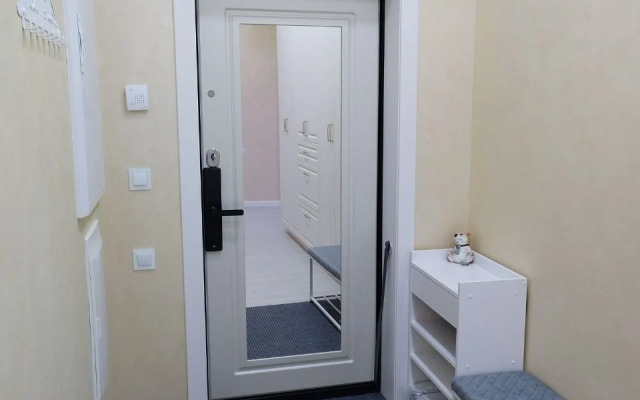 Umnaya S Alisoy Na Tsvetnike Flat