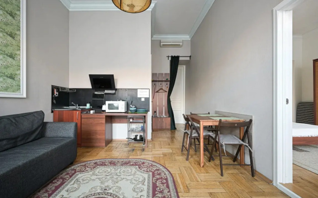 912 U Anichkova Mosta №2 Apartments