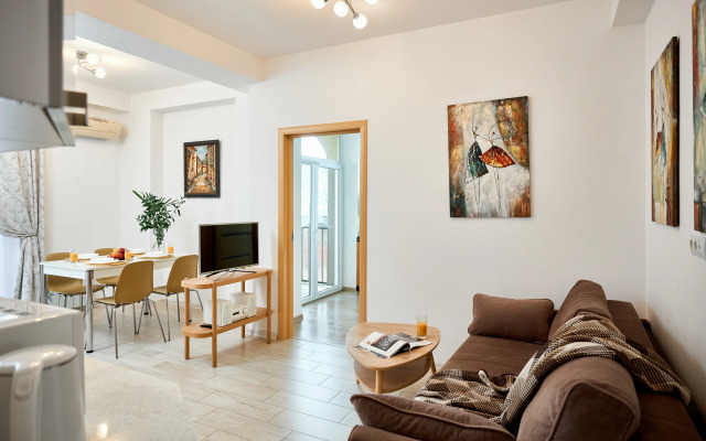 In the center of the Riviera Park Apartments