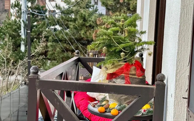 Stilnaya Solnechnaya na Plotinnoy 2Flat