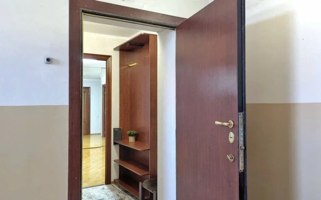 Bolshaya uyutnaya vozle parka flat