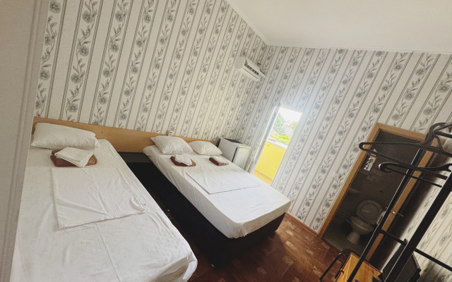 Orehovyij 13 Plyaho Guest House