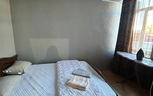 Квартира Уютная двухкомнатная недалеко от центра города.