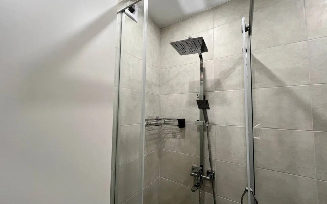 Tryokhmestnye S Balkonom Apartments