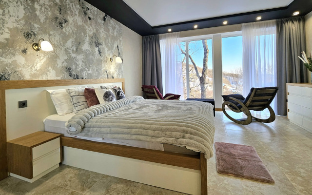 Dom s Basseynom i Plyazhem v sele Andreevka Chalet