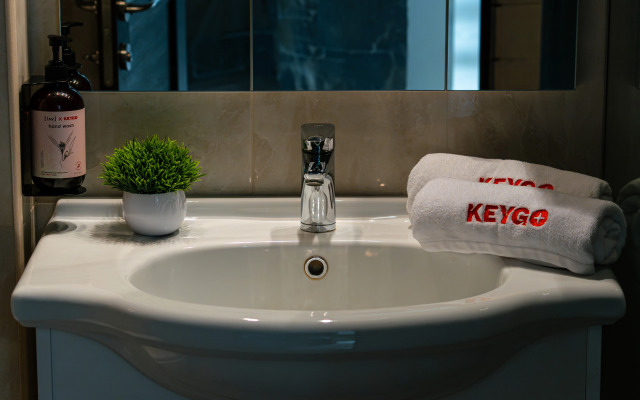 KeyGo #0099, 1 Bedroom, Balcony, Near National Gallery Apartments