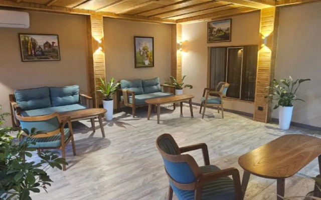 Kausar. Hotel