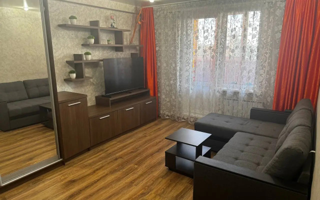 Dvukhkomnatnaya Kvartira Ryadom S Aeroportom Flat