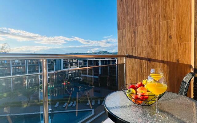 3kh mestnye apartamenty s balkonom i basseynom Apartments