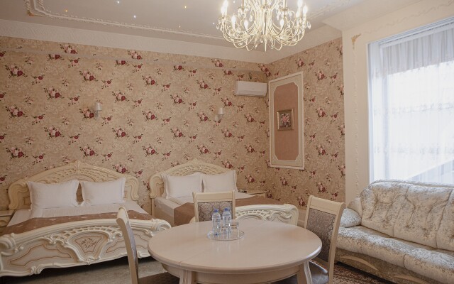 GUSTO Hotel