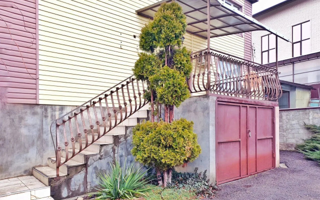 Квартира со Свoим Двором и Гаражом