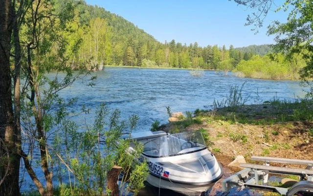 Частный дом в живописном месте на берегу реки Бия