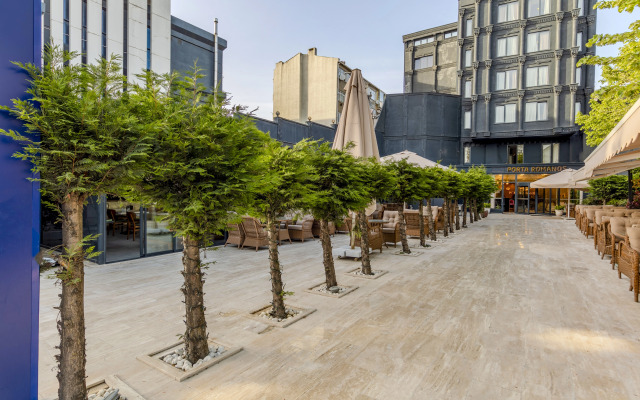 Porta Romanos Hotel