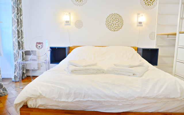 Quatre Chaises Apartments