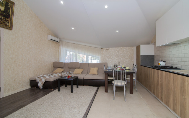 Апартаменты Трехкомнатная квартира на ул. Колхозной 112