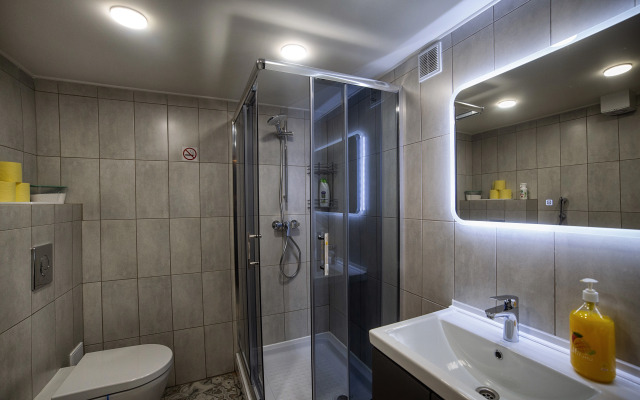 Sovremennaya studiya v tsentre goroda Flat