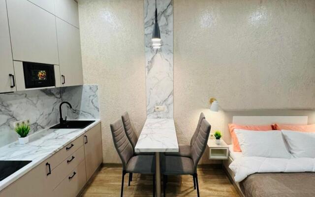 3 mestnye s balkonom i basseynom Apartments