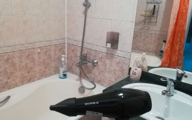 Ekologichnaya CHetyrekhkomnatnaya V Tsentre Flat