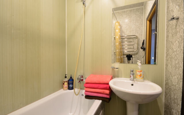 Na Naberezhnoy Na 9 Chelovek Flat