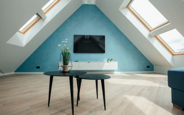 Квартира с Мансардными Окнами и Видом на Море