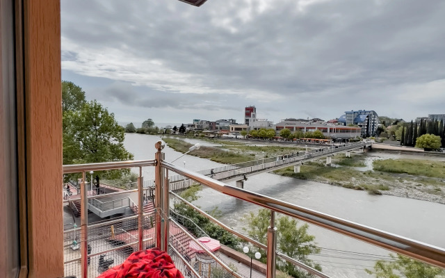 U Morya Ulitsa Naberezhnaya Apartments