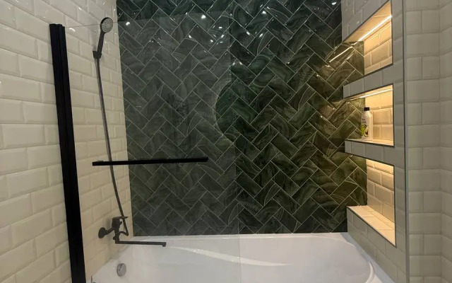 Svetlaya Uyutnaya Dvukhkomnatnaya Vozle Metro Flat