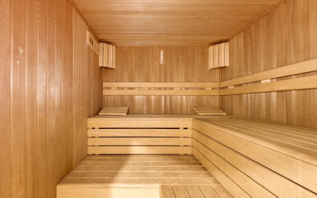 Частный дом Большой с бассейном и сауной