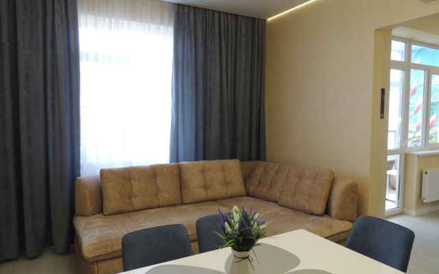 Umnaya S Alisoy Na Tsvetnike Flat