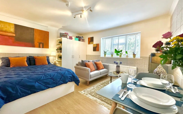 Damos Living - Superb Business En-Suite Studio Apartments