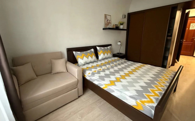 Квартира двушка в центре Сочи кровать и диван