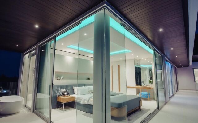 Luxury Infinity Pool Villa in Nai Harn Villa