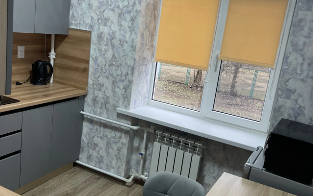 Dvukhkomnatnaya. Voroshilova 8a. 2 Etazh Flat