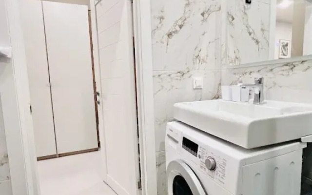 Svetlaya s dizajnerskim remontom okolo metro Apartment