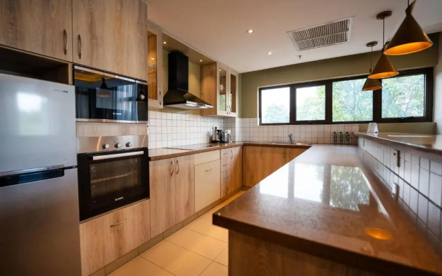 Отель Trademark Suites at Enaki Town