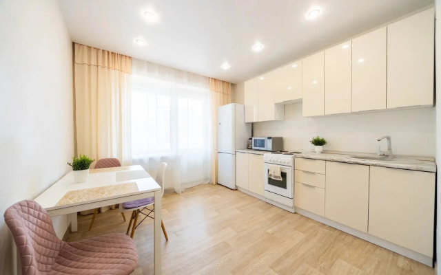 Chistyj Vzgljad na Alekseeva 23 rjadom s TRC Planeta Apartments