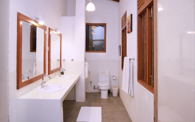 South Point Surf House - 5 bedrooms sleeps 14 Villa