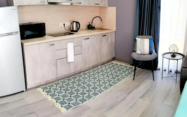 S Balkonom na 4 Gostey Flat