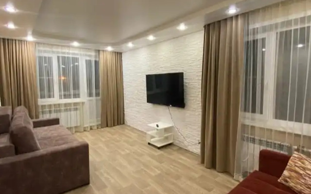 Uyutnaya Tryokhkomnatnaya Kvartira V Tsentre Goroda Flat