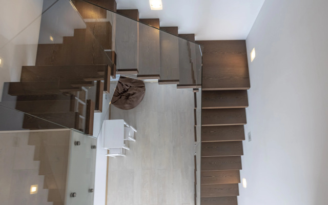 Roskoshnaya dvukhurovnevaya kvartira s sobstvennoy terrasoy Flat