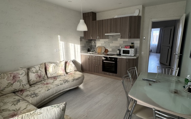 U Metro Gorki Vsegda Radyi! Flat