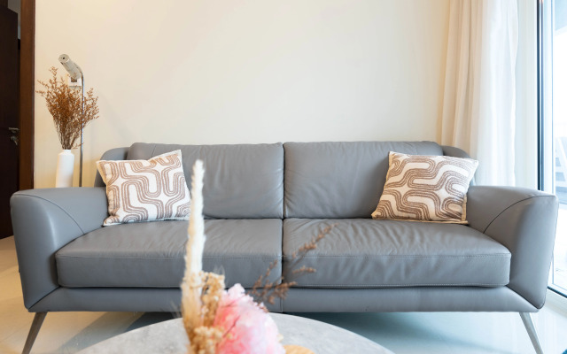 Keyrock Chic 2BR Escape Pool & Lake View Apartments