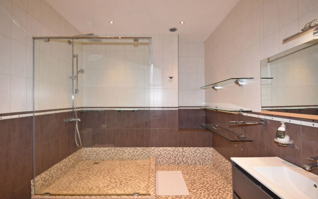 Prostornaya 5-Komn. Kvartira v Novostroyke, Ulitsa Teryana, Tt606 Flat