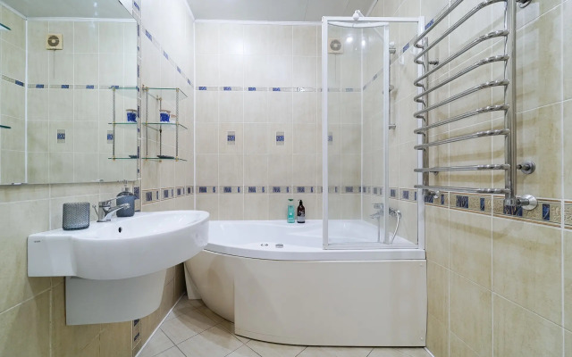 Prostornaya 3-Komnatnaya V Tsentre Vozle Metro Flat